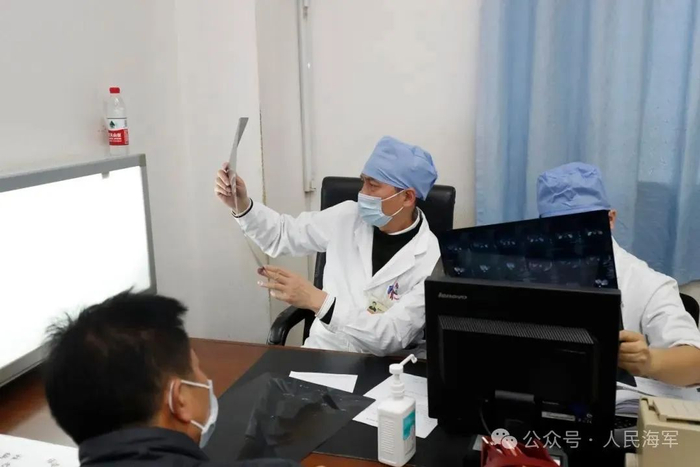 ▲周伟平为患者分析病情