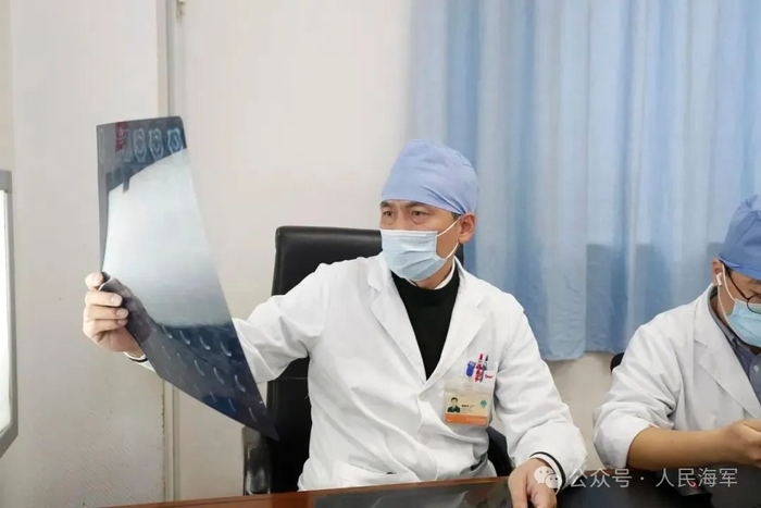 ▲周伟平为患者诊断病情