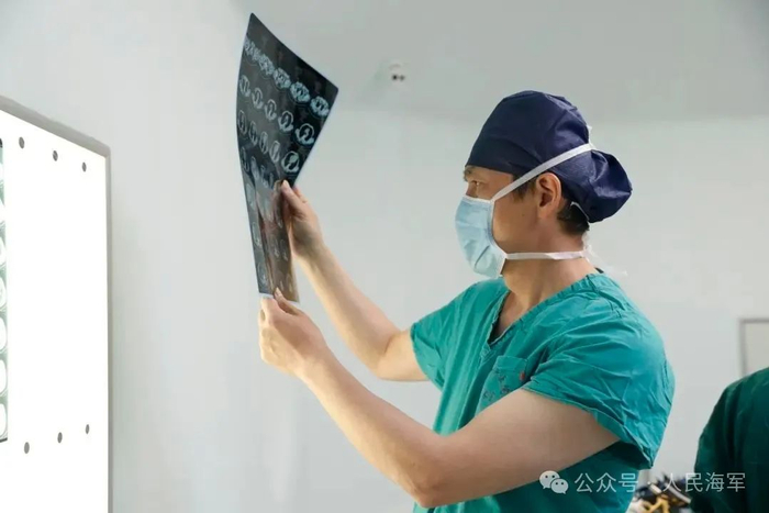 ▲周伟平检查患者影像学资料