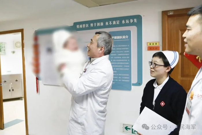 ▲周伟平教授与婴儿合影