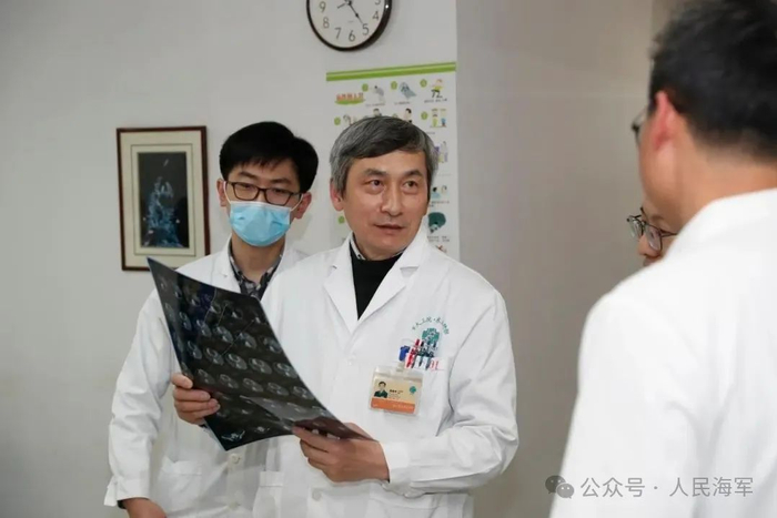 ▲周伟平向学生讲解