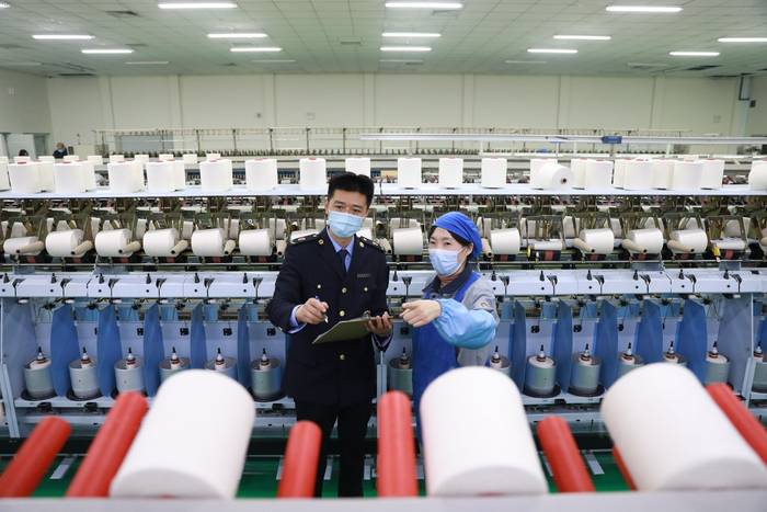 保定市市场监督管理局工作人员深入企业现场办公，助力企业产品质量持续提升。