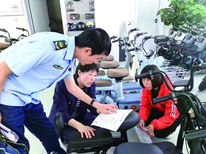 辽宁省市场监管局执法人员开展电动自行车质量安全检查。