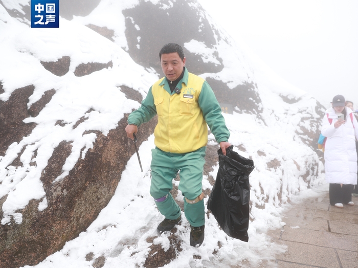 △景区环卫工人试用智能髌骨带