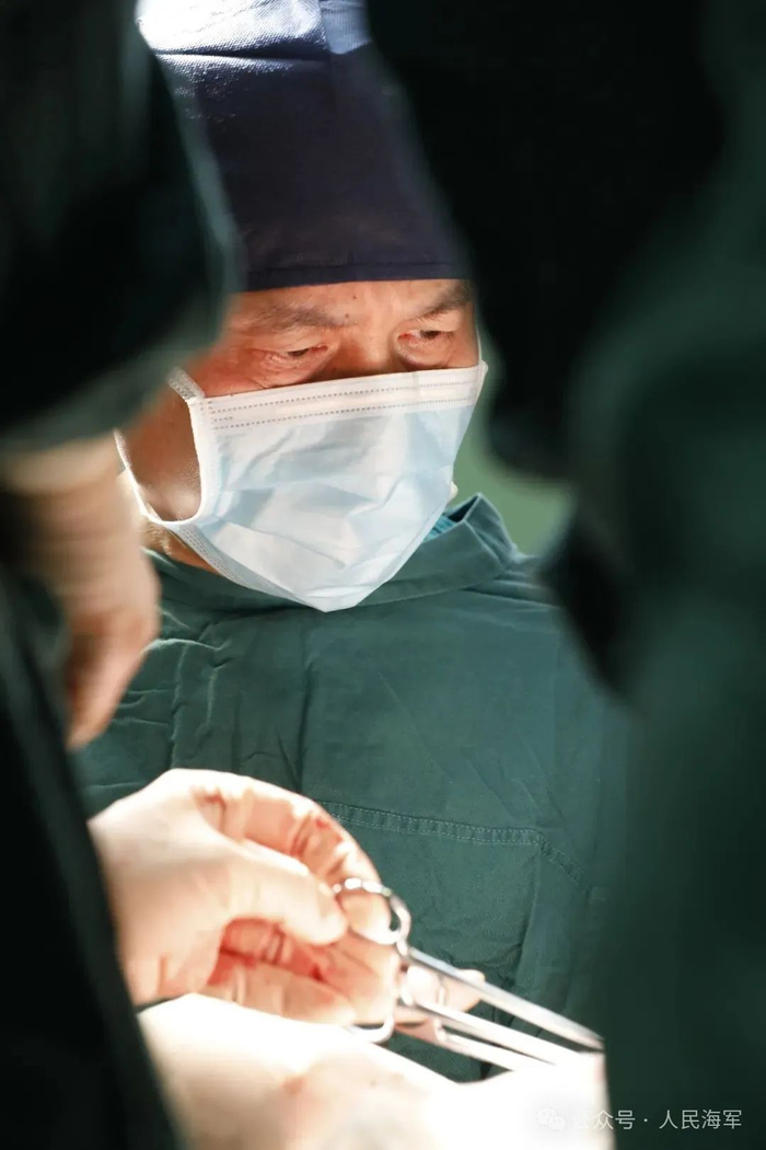 ▲周伟平在手术中