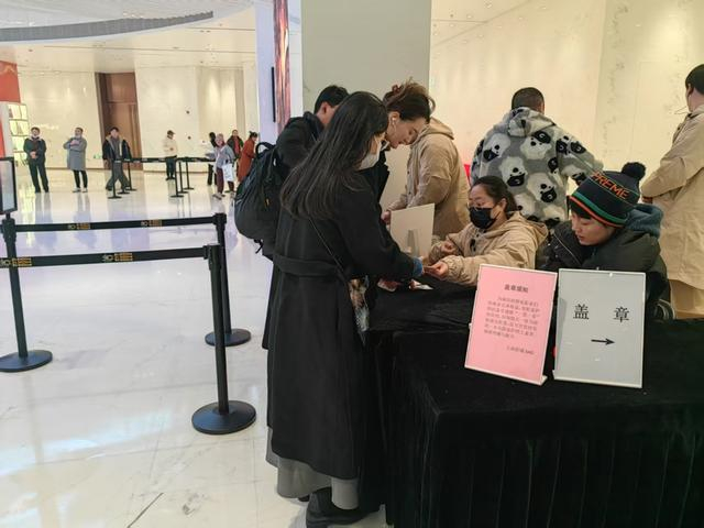 丹麦电影大师展举办时，在上海影城排队等待盖章的观众 钟菡 摄