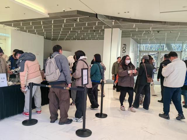 丹麦电影大师展举办时，在上海影城排队等待盖章的观众 钟菡 摄