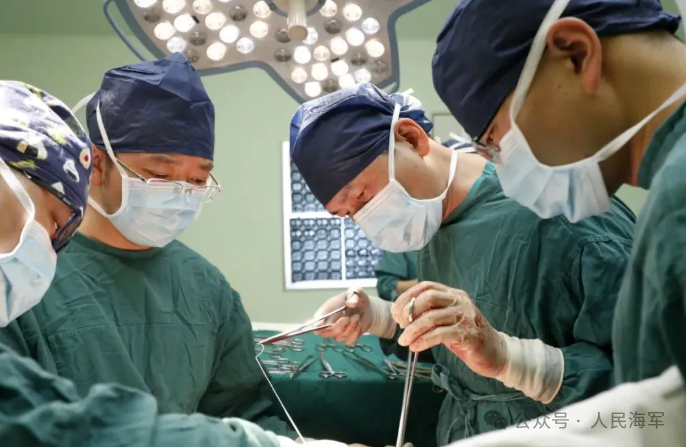 ▲周伟平为患者手术