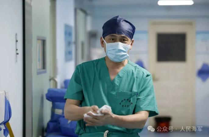 ▲周伟平完成手术后