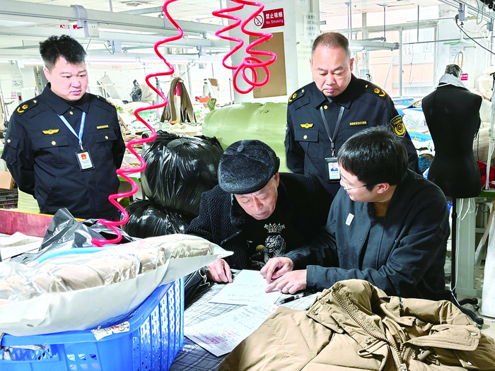 重庆市市场监管局组织专家在企业现场开展质量技术帮扶。