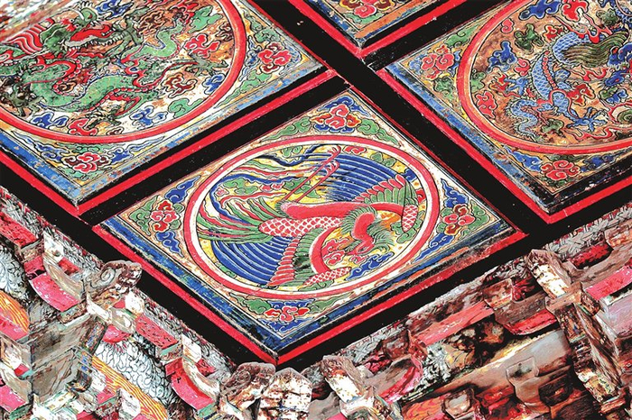 中大殿内顶棚上的彩绘龙凤图。