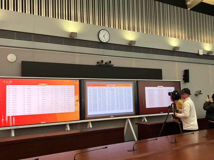 摇号中签结果现场公布。劳动报记者陆燕婷 摄影