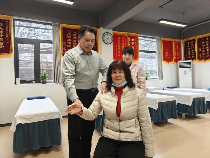 王付庆正在为患者调理身体