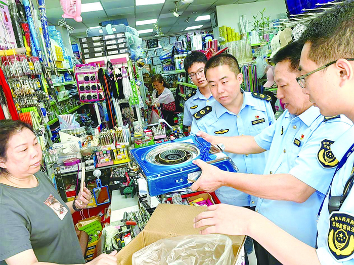 天津市市场监管委执法人员对燃气具开展产品质量检查。