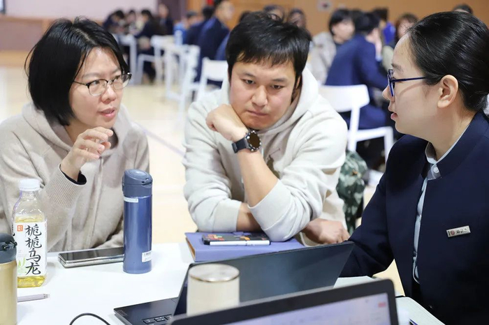 1月15日，在北京四中雄安校区开展的教学研讨会上，雄安校区老师（右一）与北京四中老师交流。北京四中雄安校区供图