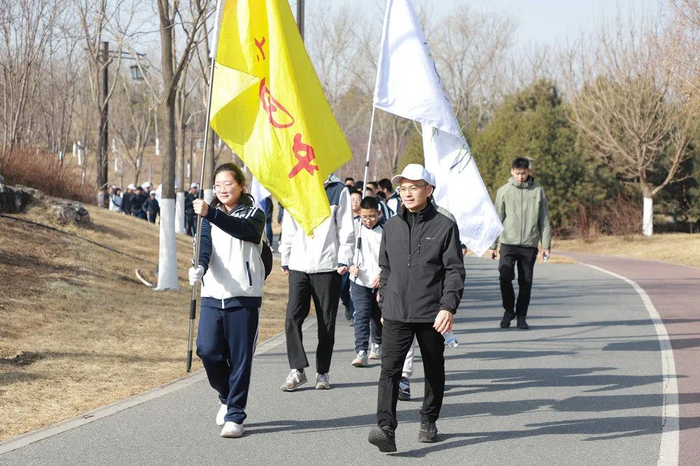 2月15日，北京四中雄安校区开展“我在雄安，走向四中，遇见更好的自己”30公里徒步走活动。北京四中雄安校区供图