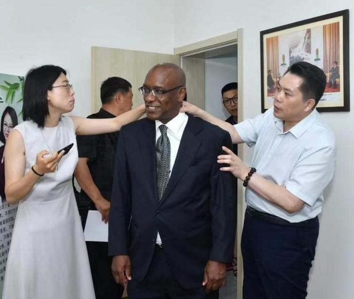 王付庆为巴哈马驻华大使调理颈椎