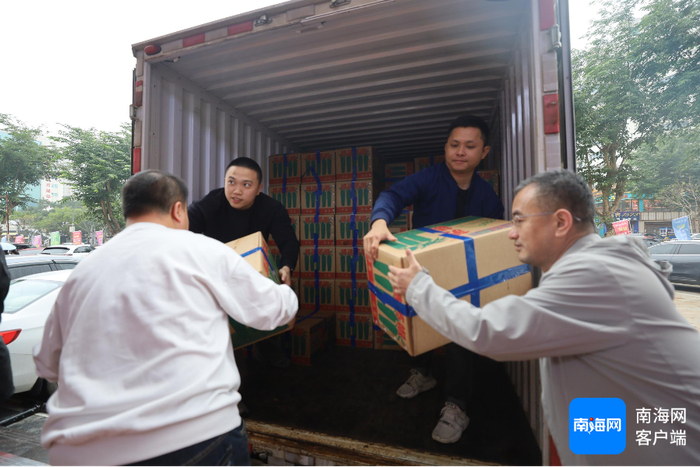 认购待销辣椒卸货现场。记者 王威 摄