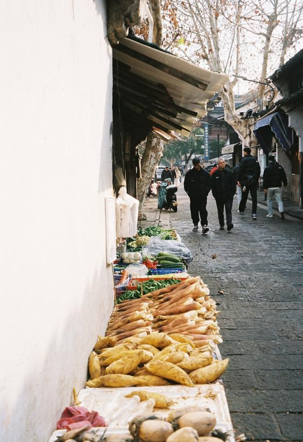 绍兴的消费券，在路边蔬果摊也可以使用。 朱凌君摄