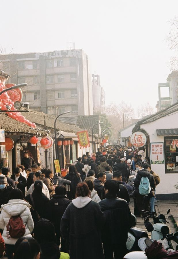 春节期间，在消费券的带动下，绍兴消费市场火热。 朱凌君 摄