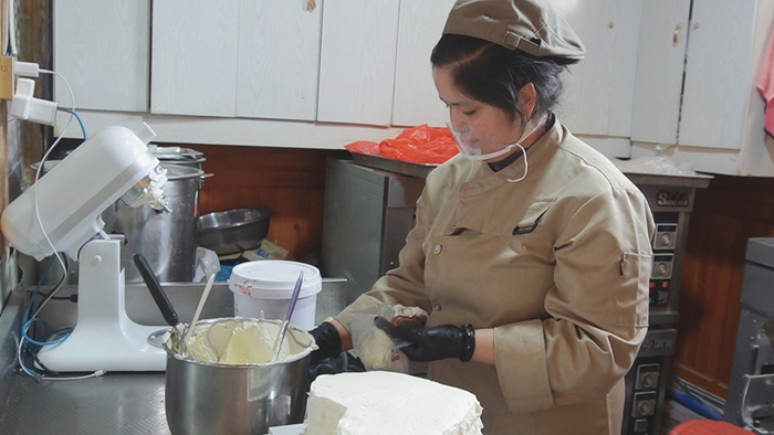 阿尔孜古丽·马木提在制作蛋糕。胡杨网 唐媛媛 摄