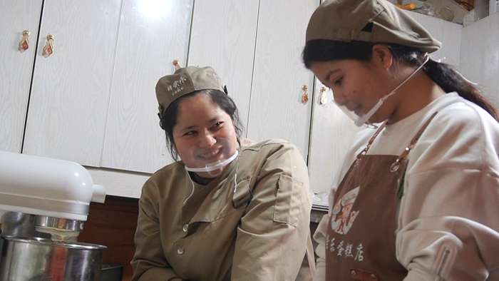 阿尔孜古丽·马木提在给学员教授沟通蛋糕制作技巧。胡杨网 唐媛媛 摄