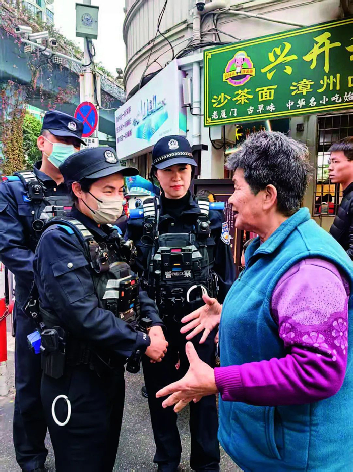 执勤民警穿戴“云甲数字背心”开展路面巡逻