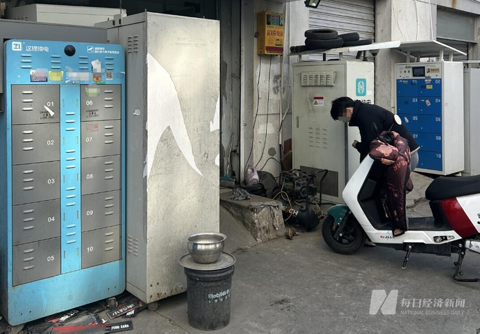 谈明的店铺门口陈列着很多个换电柜 图片来源：每经记者 程雅