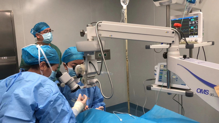 医生为患者做白内障手术。　壤塘县融媒体中心供图