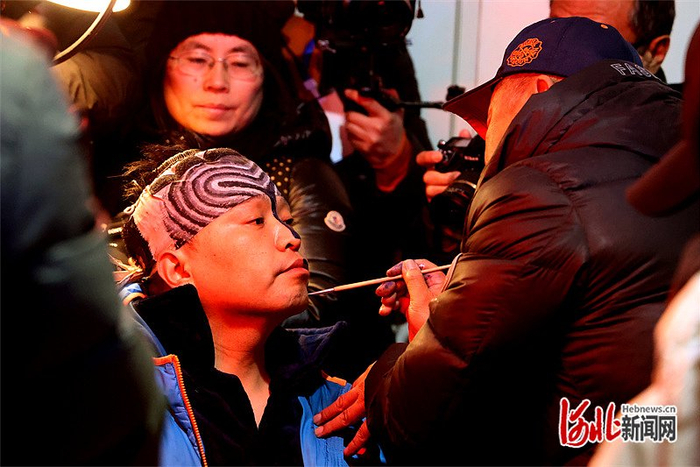 2024年2月，武安固义村，武安傩戏演员正在化妆 。野丽君摄