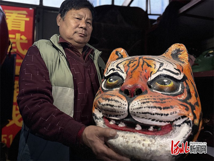 1月18日，武安傩戏研习所，马增祥和他制作的黑虎面具。河北日报记者白云摄