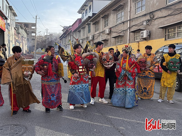 1月19日，武安傩戏演员们谢幕。河北日报记者白云摄