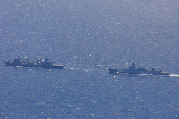  澳军航拍的中国海军903型补给舰微山湖舰（左）和055型驱逐舰遵义舰（右）编队