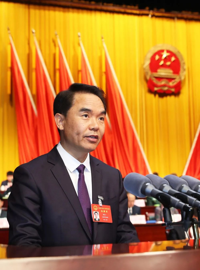 2月20日上午，张庆一代表市人民政府向大会作政府工作报告。本报记者 牛书培 摄