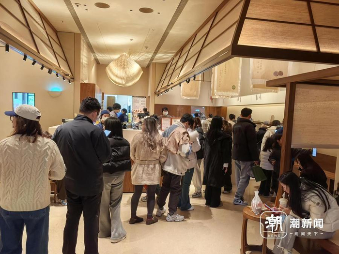 “阿嫲手作”线下门店排队情况 张文利 摄