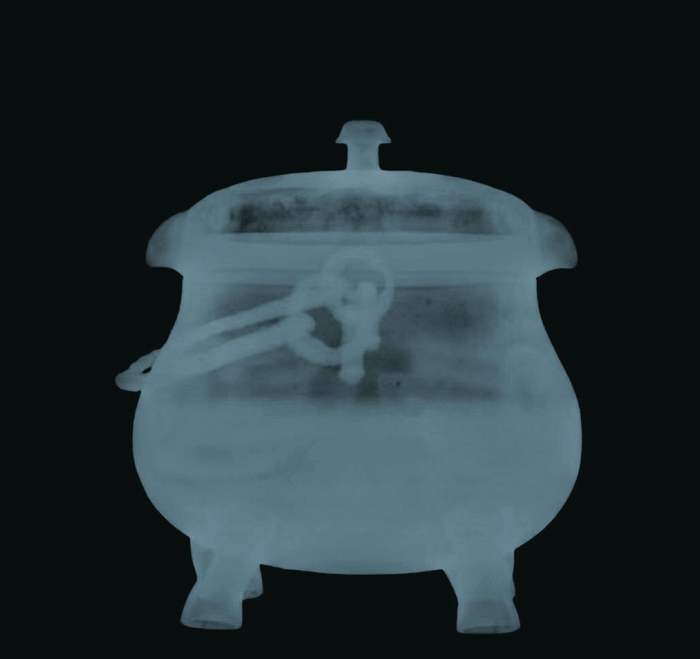 △X光下铜鸮卣内的液体。