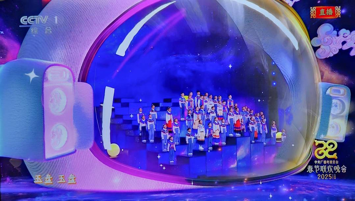 妞妞合唱团在春晚演唱《玉盘》