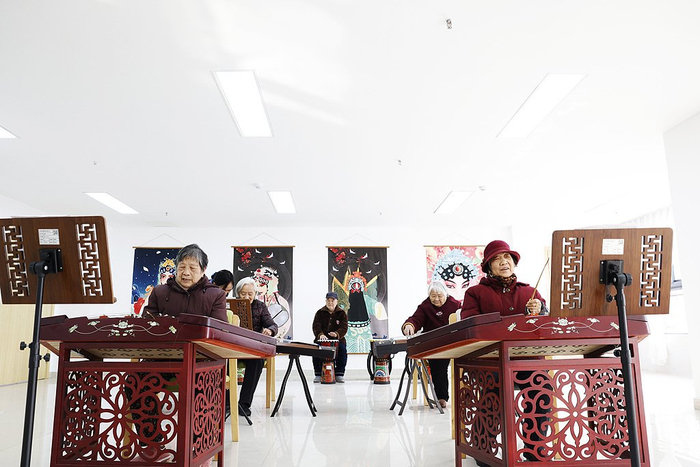 同时，银发经济一头连着民生，一头连着产业。