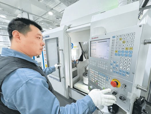 　　2月12日，在天津精雕数控机床制造有限公司生产车间，工人正在操作机床数控面板。 天津日报记者 刘欣摄