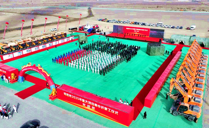 图为开复工仪式现场。李华摄