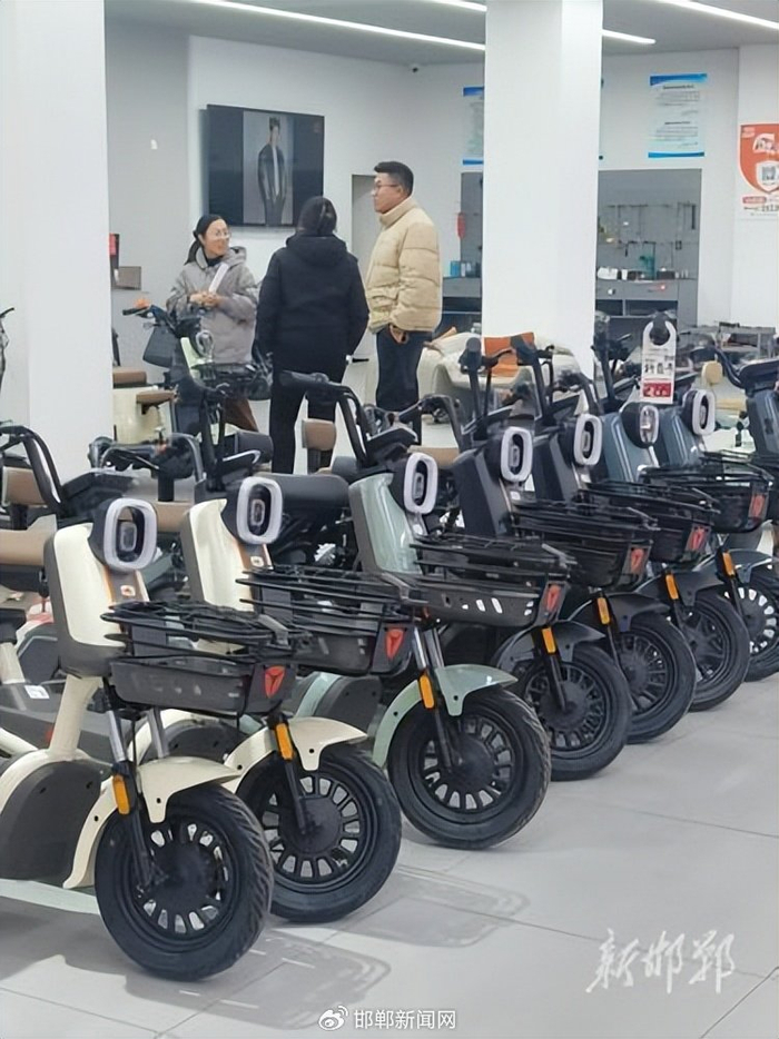 市民在店内选购电动车