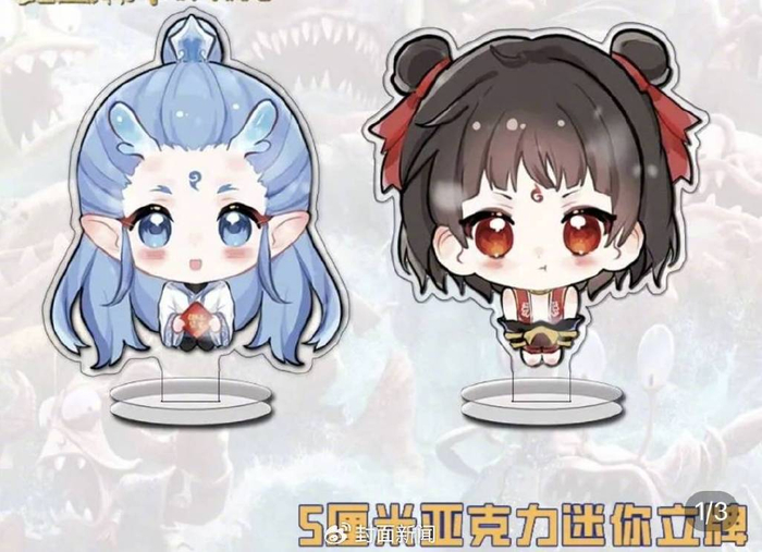 有商家将甜蕾的作品盗印成亚克力迷你立牌销售（网络截图）