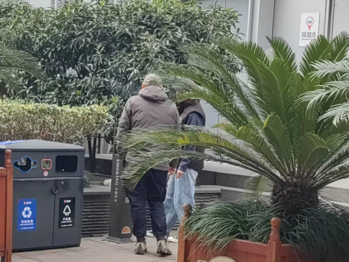 图说：2月20日，位于南京东路山东中路附近的吸烟点没有地面区划标识。 陈丽娜 摄