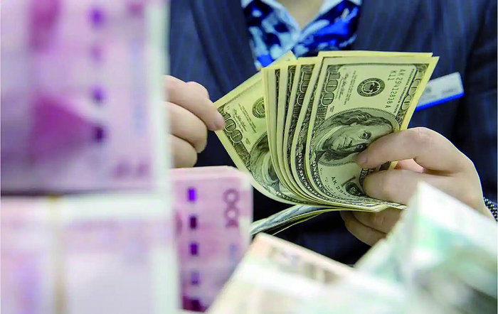     银行工作人员在整理美元。新华社资料图