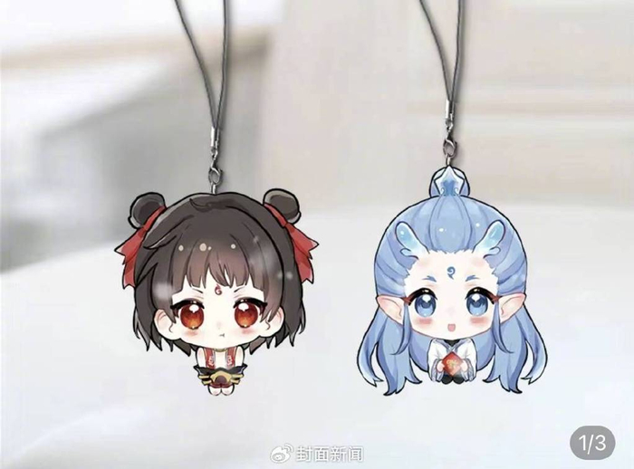 有商家将甜蕾的作品盗印成手机挂件销售（网络截图）