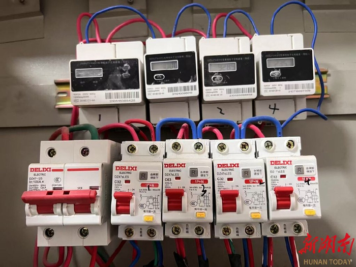 天马小区一合租房每个房间都装有电表。（谢龙彪 摄）