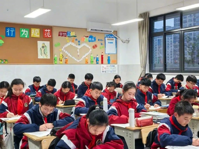 孩子们正在教室里学习。