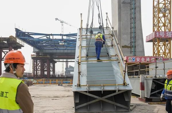 工人正在吊装窗花上的杆件部分