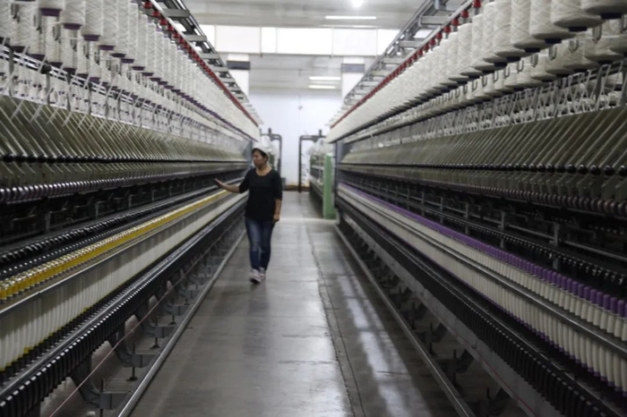 清河羊绒产业经过多年发展，形成全链条的产业集群。图为河北宏业羊绒有限公司的纺纱车间。资料图片