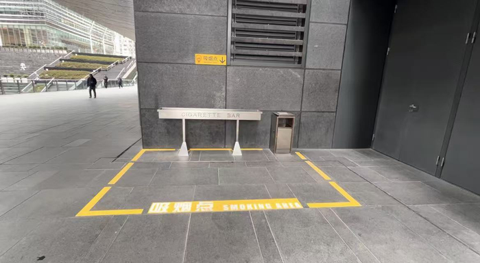 图说：2月21日，位于陆家嘴中心L+mall的室外吸烟点。 黄紫凝 摄